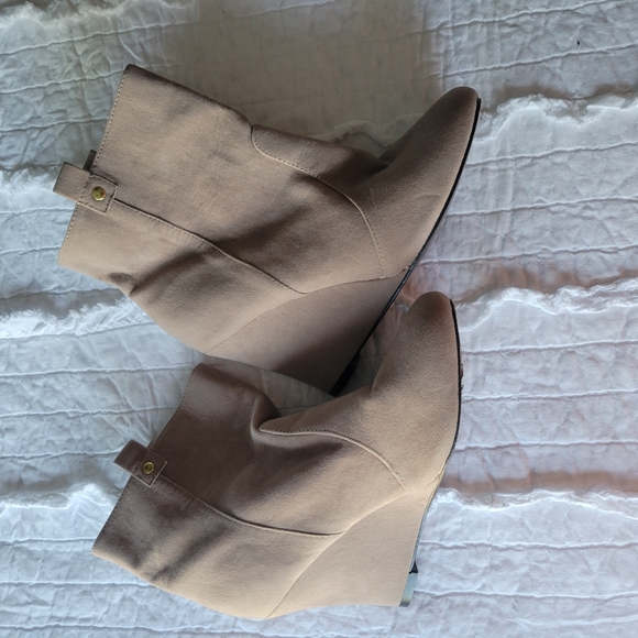 Colin Stuart Suede Wedge Ankle Booties 8.5 EUC - Picture 8 of 10